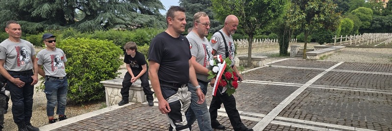 Moment złożenia wieńca na cmentarzu w Bolonii.