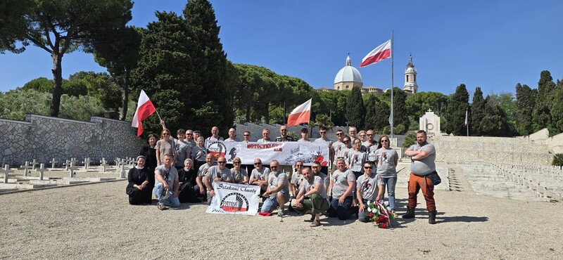 Uczestnicy rajdu z Marią Radożycką-Paoletti i siostrami nazaretkami.