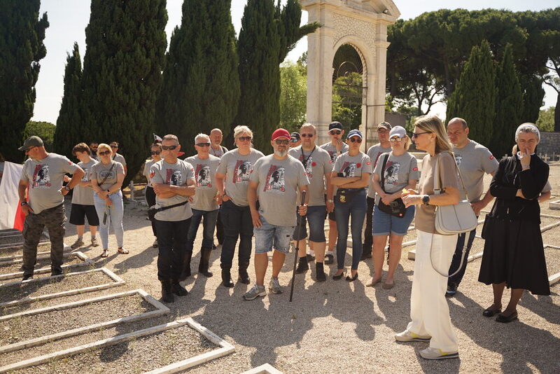 Maria Radożycka-Paoletti opowiada historię cmentarza.