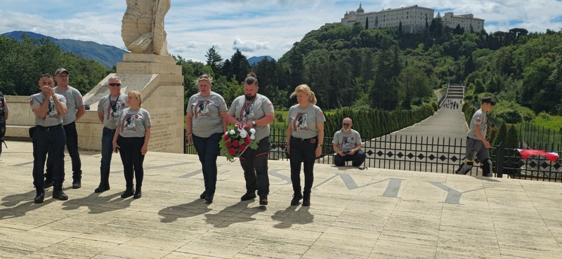 Moment złożenia wieńca.