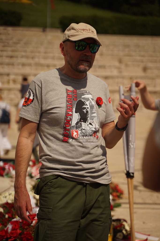 Prelekcja Jerzego Kirszaka na cmentarzu Monte Cassino.