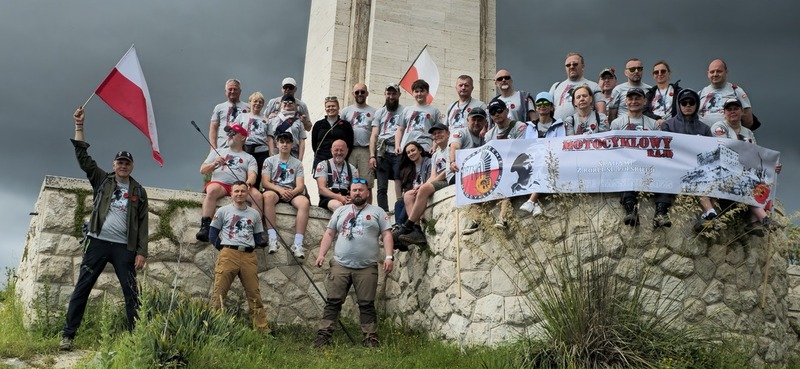 Uczestnicy rajdu przy pomniku 3 Dywizji Strzelców karpackich.
