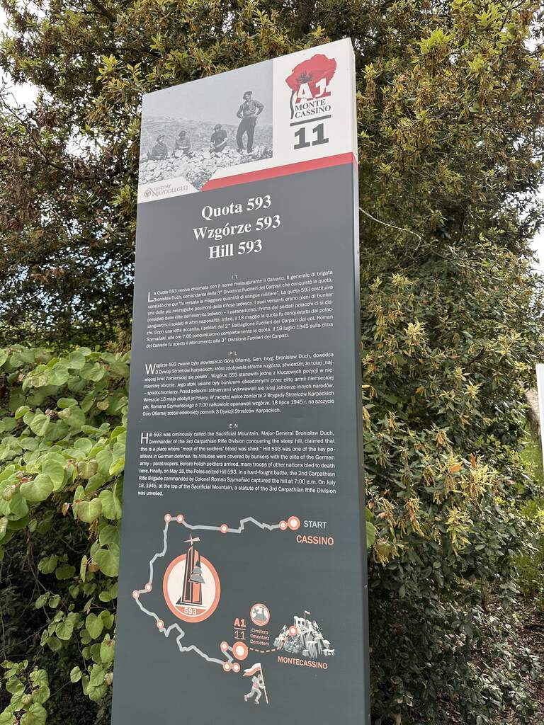 Ostatnia 11 tablica „Szlaku historycznego bitwy o Monte Cassino, maj 1944” przy podejściu na Wzgórze 593, o które zażarte boje toczyła 3 Dywizja Strzelców Karpackich.