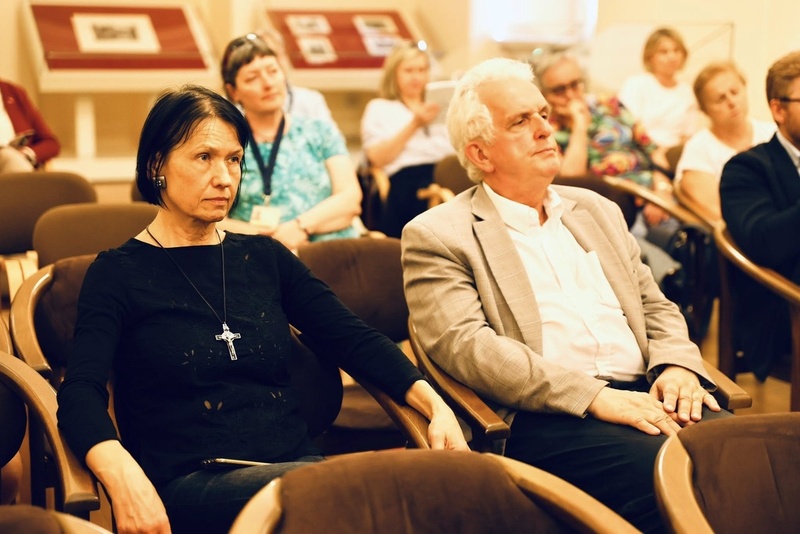 Na pierwszym planie świadkowie historii, biorący udział w spotkaniu