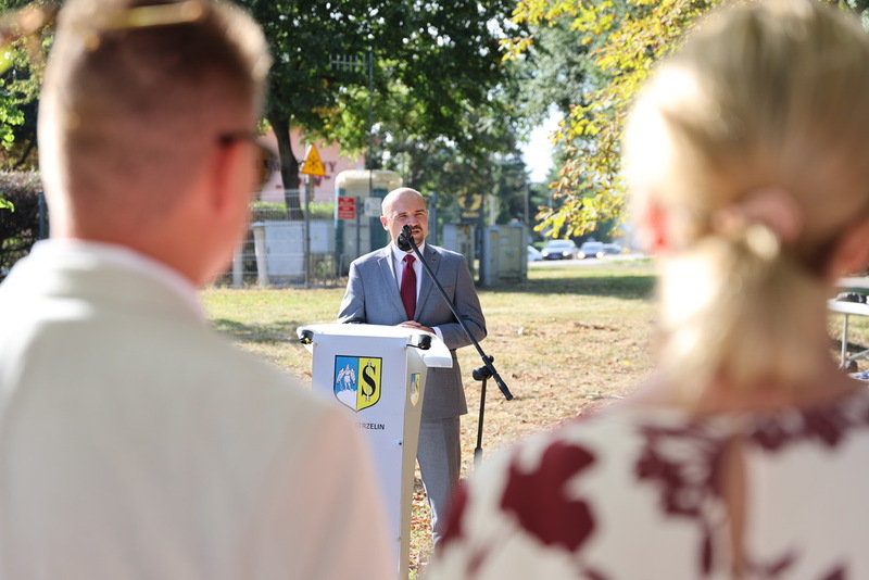 W tle przemawiający dyrektor wrocławskiego IPN dr hab. Kamil Dworaczek