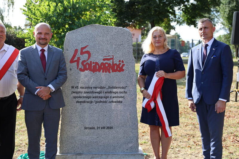 Pamiątkowe zdjęcie przy obelisku