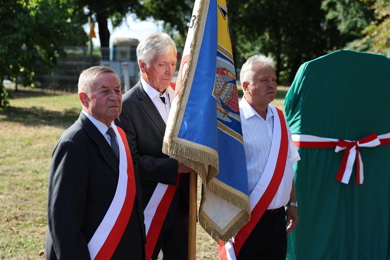 Na pierwszym planie delegacja NSZZ Solidarność ze sztandarem