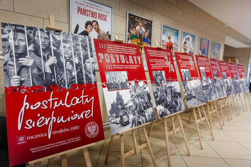 Zdjęcie prezentuje wystawę IPN pt. „Postulaty sierpniowe. Rocznica strajków 1980”, przybliżającą uczestnikom kontekst historyczny tamtych przełomowych wydarzeń.