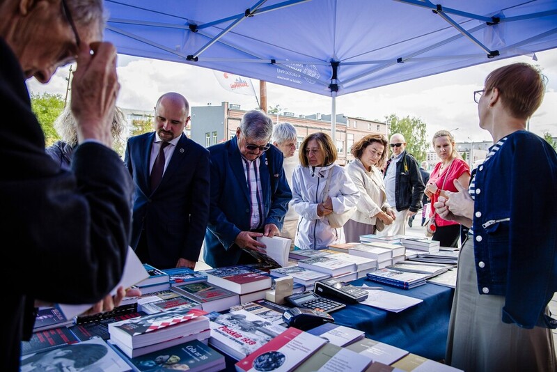 Na zdjęciu stoisko wydawnictwa IPN, ludzie kupujący książki