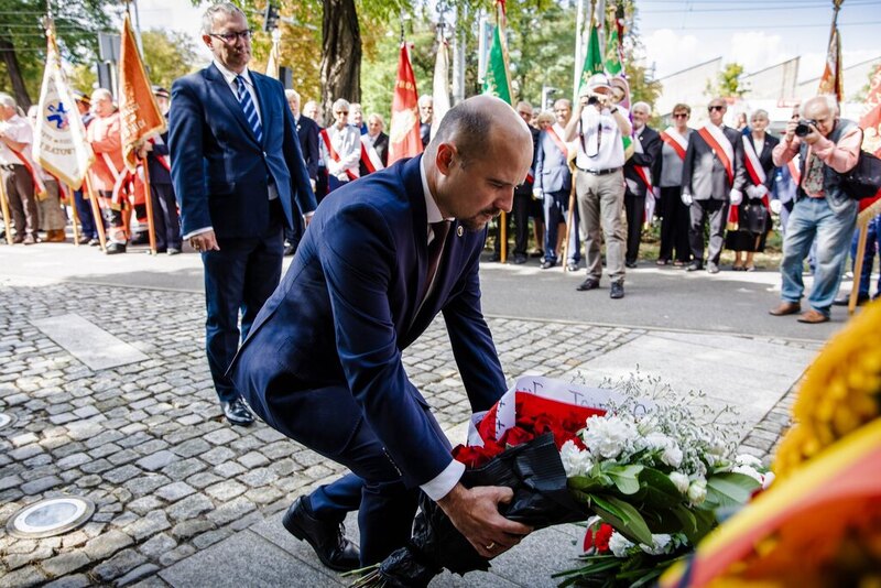 Na pierwszym planie dyrektor wrocławskiego IPN składający wiązankę kwiatów