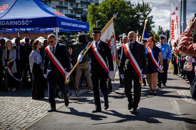 Na pierwszym planie fragment pochodu, sztandar wrocławskiej Solidarności kolejarzy