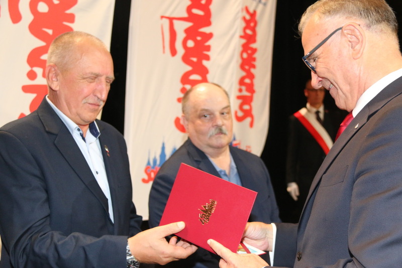 Na zdjęciu Kazimierz Kimso wręczający odznaczenia zasłużonym