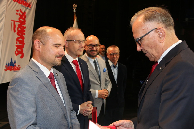 Na zdjęciu dr hab. Kamil Dworaczek odbiera oznaczenie z rąk przewodniczącego Solidarności