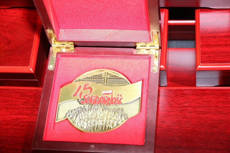 Na zdjęciu medal 45- lecia Solidarności