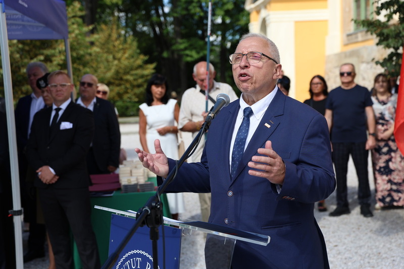 Stojący przy mównicy i przemawiający Franciszek Kopeć