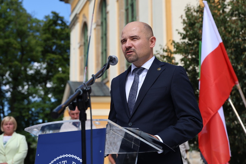 Stojący przy mównicy i przemawiający dyrektor Oddziału IPN Wrocław