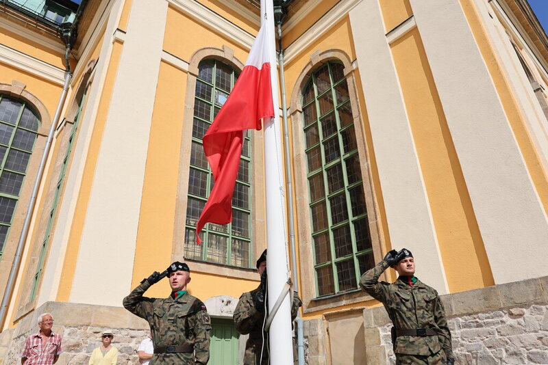 Moment wciągnięcia flagi na maszt przez żołnierzy