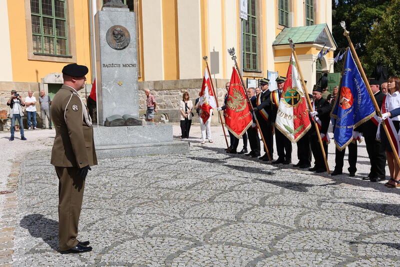 Moment przywitania najwyższego rangą wojskowego z pocztami sztandarowymi