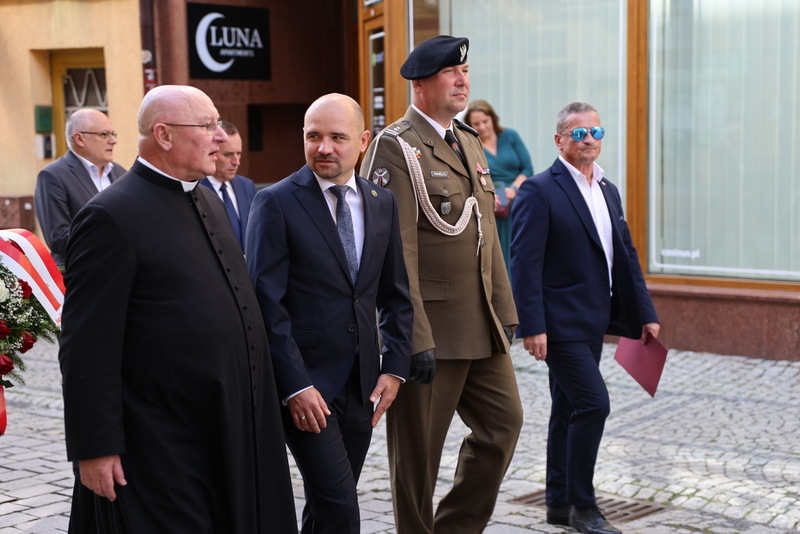 Moment przejścia w pochodzie ulicą 1 maja