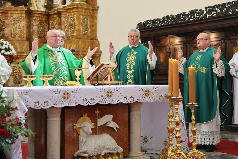 Kościół, stojący przy ołtarzu księża koncelebrujący mszę św.