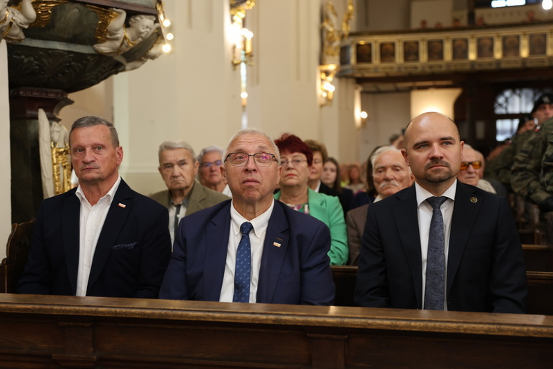 Pierwsza ławka w kościele, w niej m.in. dyrektor wrocławskiego Oddziału IPN.