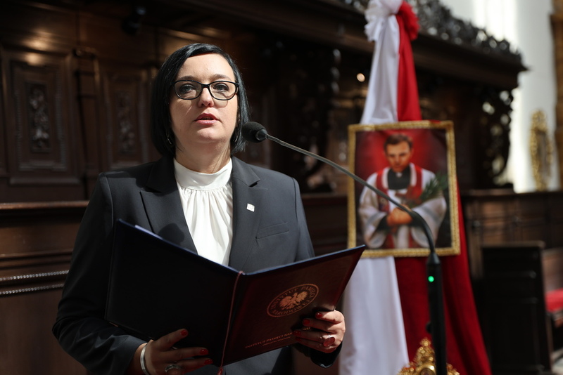 Przy mównicy w kościele Kamilla Jasińska z wrocławskiego OdDziału IPN.