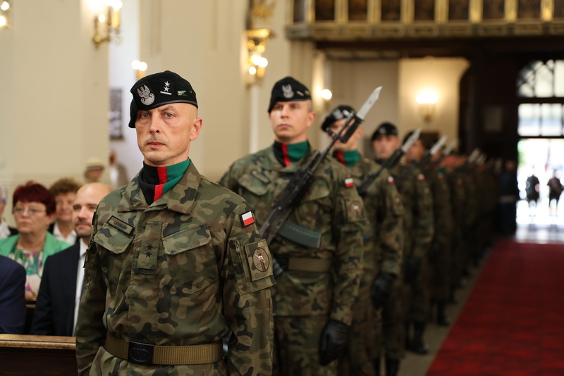 Zdjęcie w kościoła, ujęcie na szpaler żołnierzy stojący przy ławkach