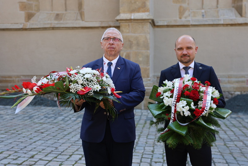 Przed mszą świętą w Bazylice Mniejszej pw. św. Erazma i Pankracego, dyrektor wrocławskiego Oddziału IPN dr hab. Kamil Dworaczek oraz przewodniczący NSZZ "Solidarność" Region Jeleniogórski Franciszek Kopeć, składają wiązanki kwiatów pod tablicą poświęconą powstaniu NSZZ.