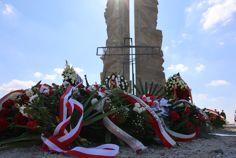 Zdjęcie pomnika i złożonych pod nim wiązanek kwiatów