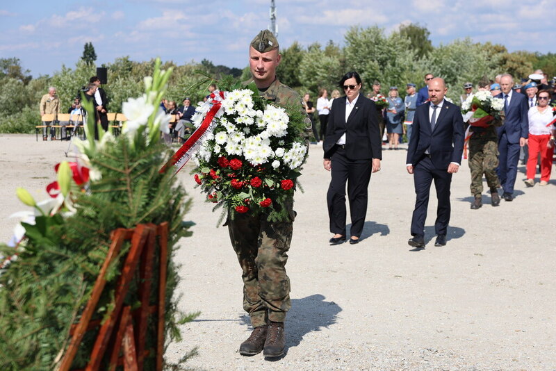 Moment składania kwiatów, delegacja IPN Wrocław dr hab. Kamil Dworaczek oraz Kamilla Jasińska