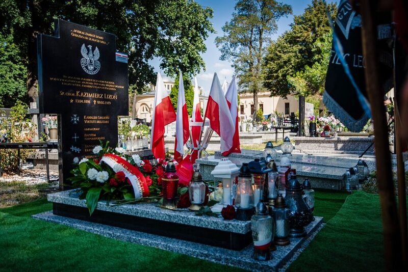 Zdjęcie przedstawia uhonorowany grób chorążego Kazimierza Lizonia – bohatera walk o wolność i niepodległość Polski.