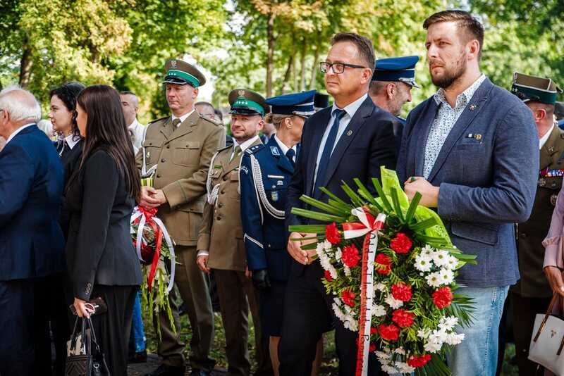 Na zdjęciu  Jacek Cielecki, który w swoim wystąpieniu przypomniał zasługi bohatera, oraz Jerzy Rudnicki – naczelnik Biura, wspólnie składając kwiaty, znicz oraz odsłaniając pamiątkową tablicę.