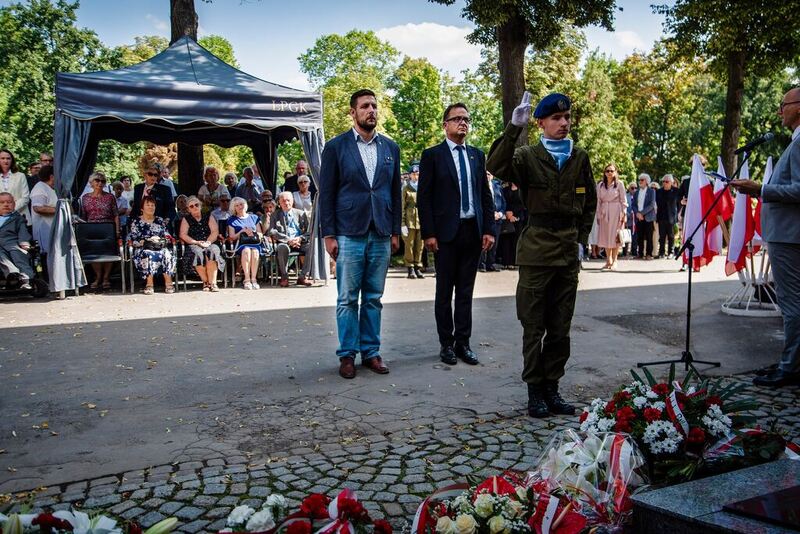 Jacek Cielecki, który w swoim wystąpieniu przypomniał zasługi bohatera, oraz Jerzy Rudnicki – naczelnik Biura przed grobem bohatera