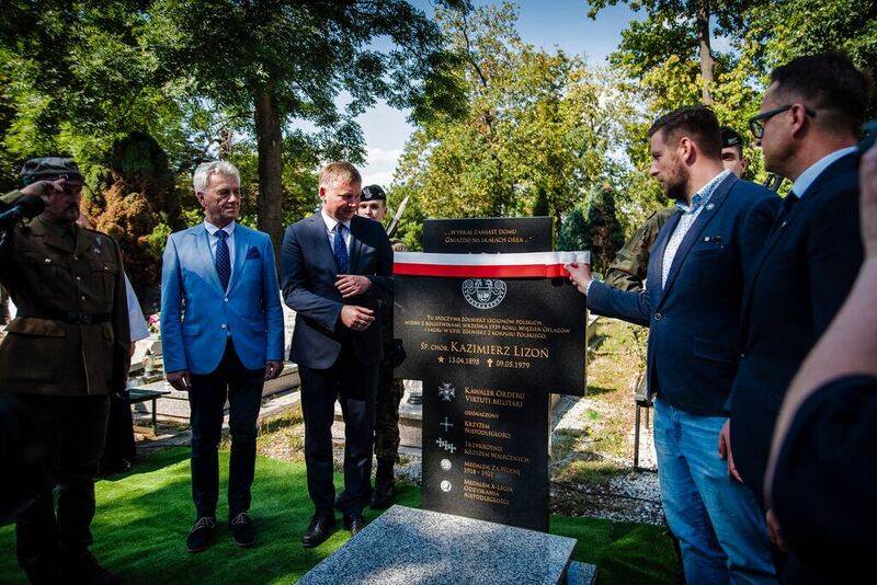Na zdjęciu moment honorowania grobu chorążego Kazimierza Lizonia, gdzie odsłonięto insygnium Weterana Walk o Wolność i Niepodległość Ojczyzny.