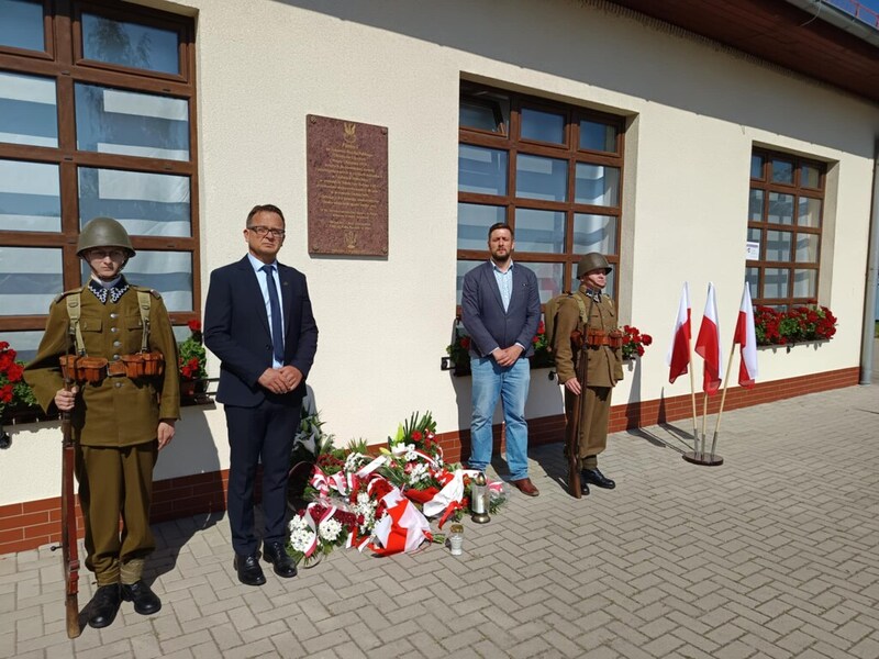 Zdjęcie tablicy pamiątkowej poświęconej polskim jeńcom wojennym w towarzystwie Jacka Cieleckiego i Jerzego Rudnickiego