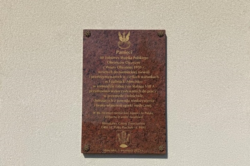 Zdjęcie tablicy pamiątkowej poświęconej polskim jeńcom wojennym