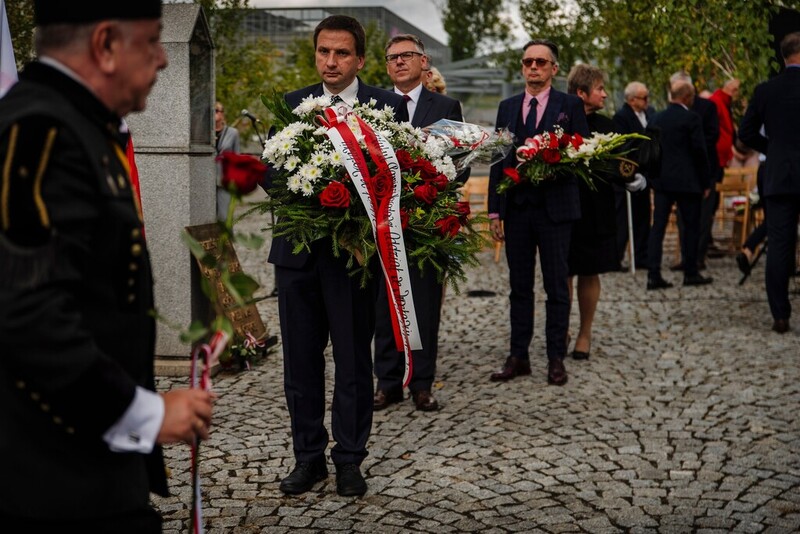 Moment składania wieńców, na drugim planie dr Grzegorz Waligóra, Naczelnik Oddziałowego Biura Badań Historycznych IPN we Wrocławiu