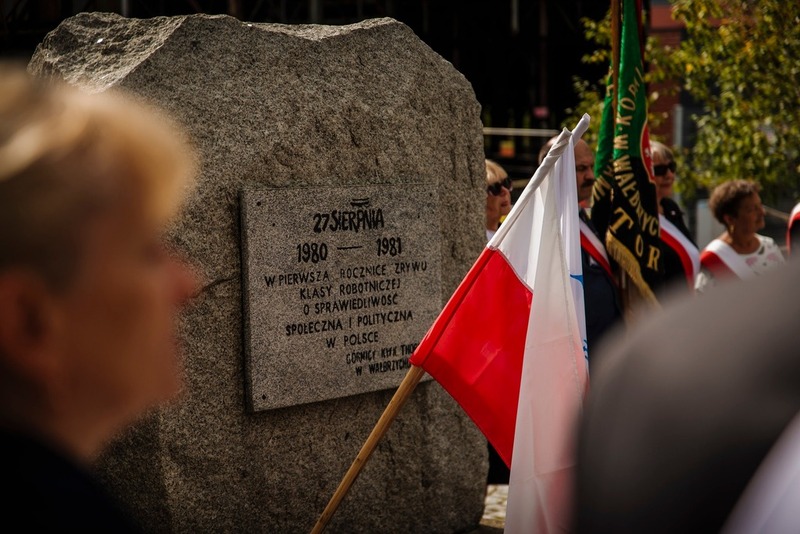 Obeliks poświęcony Solidarności w Wałbrzychu pod którym składane były kwiaty