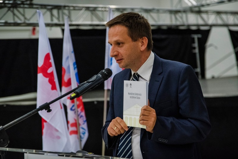 Przemawiający dr Grzegorz Waligóra, Naczelnik Oddziałowego Biura Badań Historycznych IPN we Wrocławiu