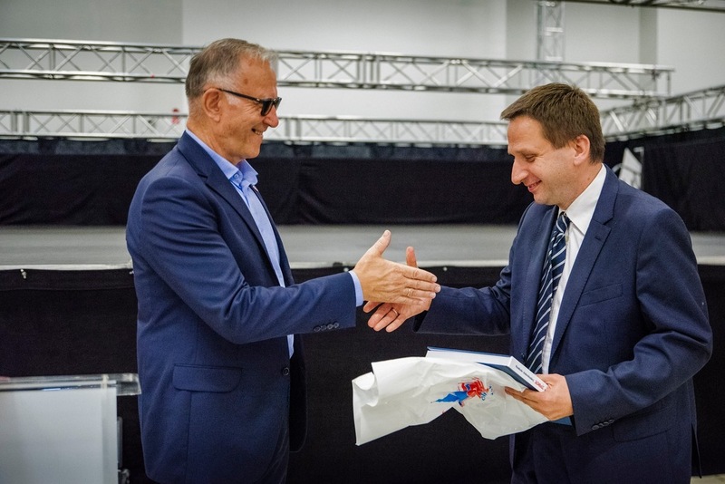 Odbierający gratulacje od przewodniczącego NSZZ Solidarność dr Grzegorz Waligóra, Naczelnik Oddziałowego Biura Badań Historycznych IPN we Wrocławiu