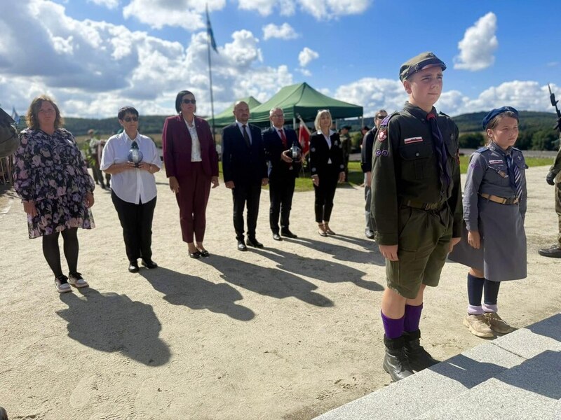 Zdjęcie przedstawia delegację IPN Wrocław podczas uroczystości składania kwiatów