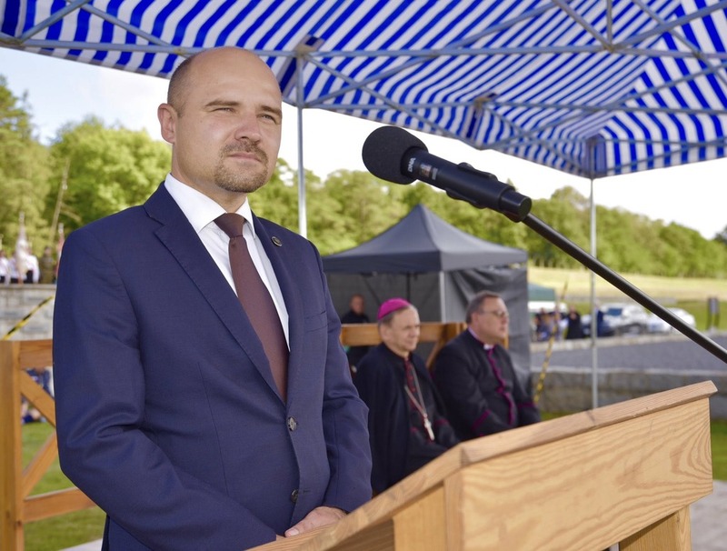 Zdjęcie przedstawia stojącego przy mównicy dyrektora IPN Wrocław dr hab. Kamila Dworaczka