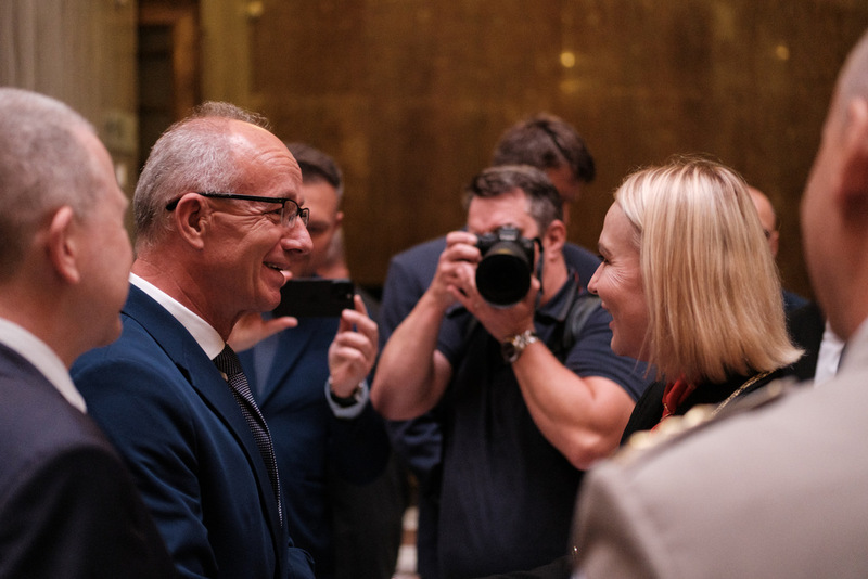 na zdęciu z lewej wiceprezes K.Szwagrzyk w uścisku z minister obrony narodowej Czech