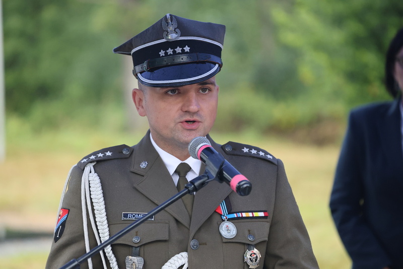 na zdjęciu oficer przy mikrofonie podczas apelu pamięci
