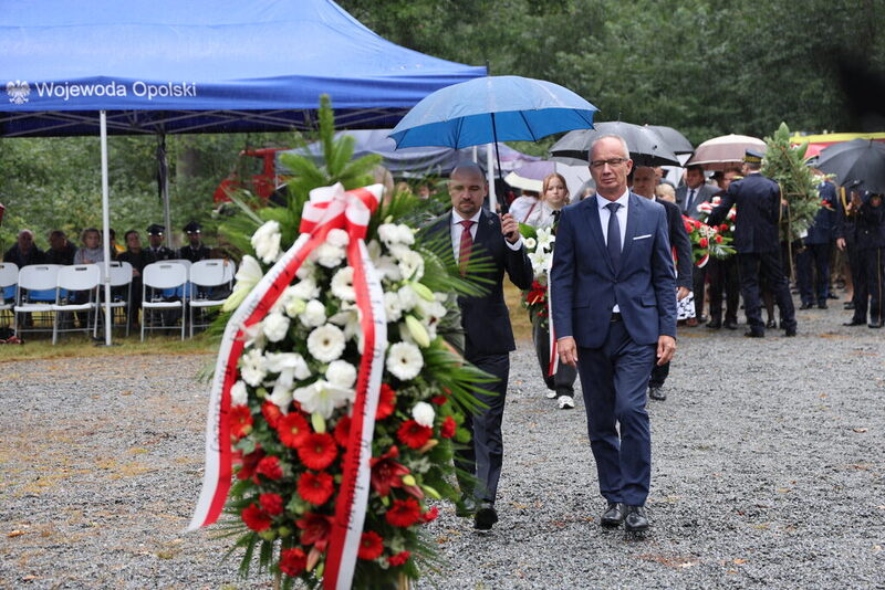 na zdjęciu moment składania kwiatów pod pomnikiem przez wiceprezesa IPN prof. Szwagrzyka oraz dyrektora Kamila Dworaczka
