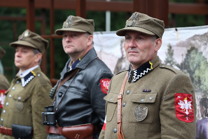 na zdjęciu rekonstruktorzy z Regionalnego Stowarzyszenia Miłośników Historii i Wojskowości im. rtm. Witolda Pileckiego