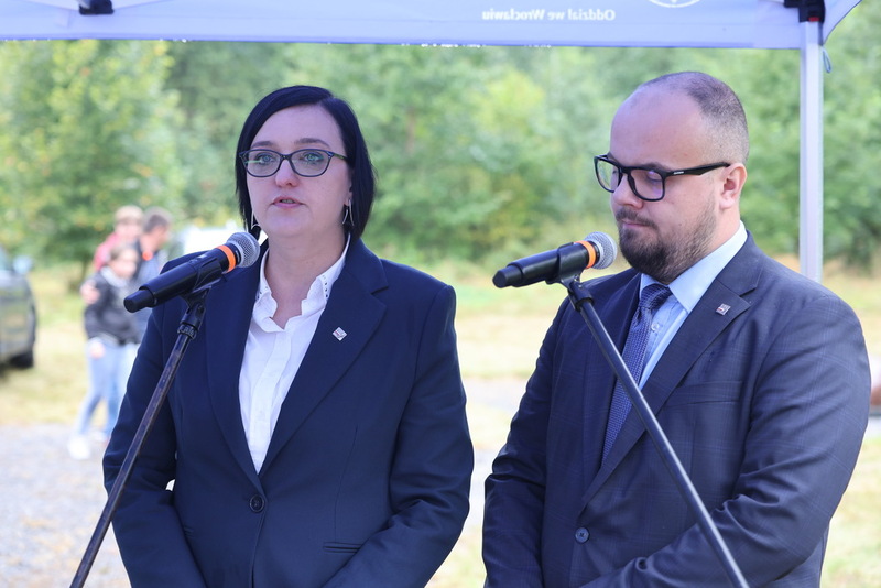 na zdjęciu prowadzący uroczystość Kamilla Jasińska, zastępca dyrektora Oddziału IPN we Wrocławiu oraz Denis Olejak z Delegatury IPN w Opolu.