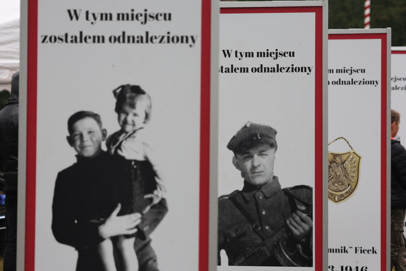 na zdjęciu tablice informacyjne na miejscu kaźni