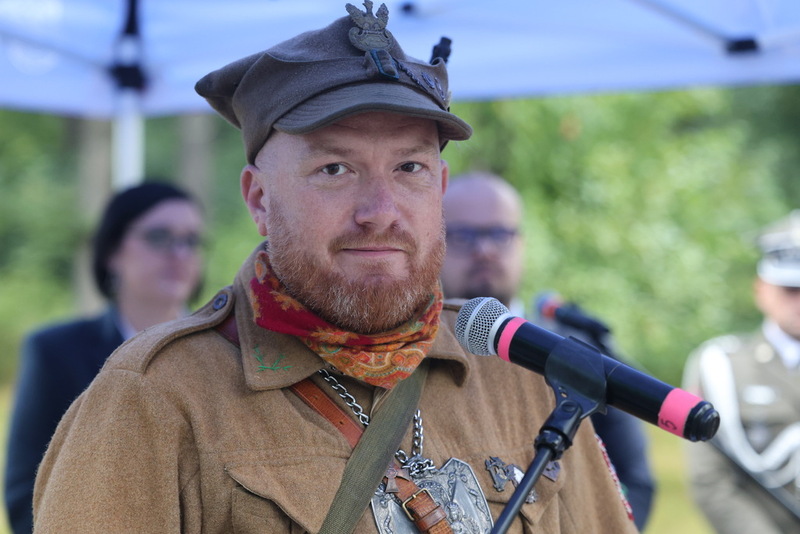 na zdjęciu przemawiający przy mównicy rekonstruktor