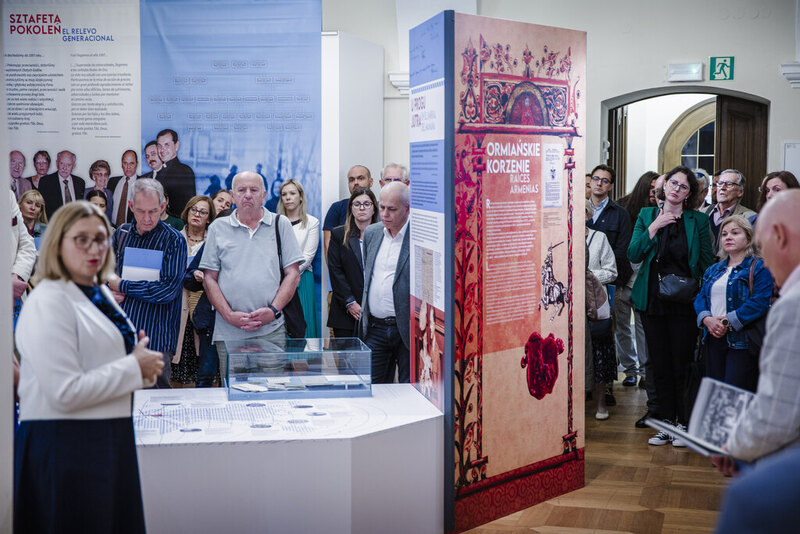 Zdjęcie prezentuje fragment wystawy i zwiedzających gości